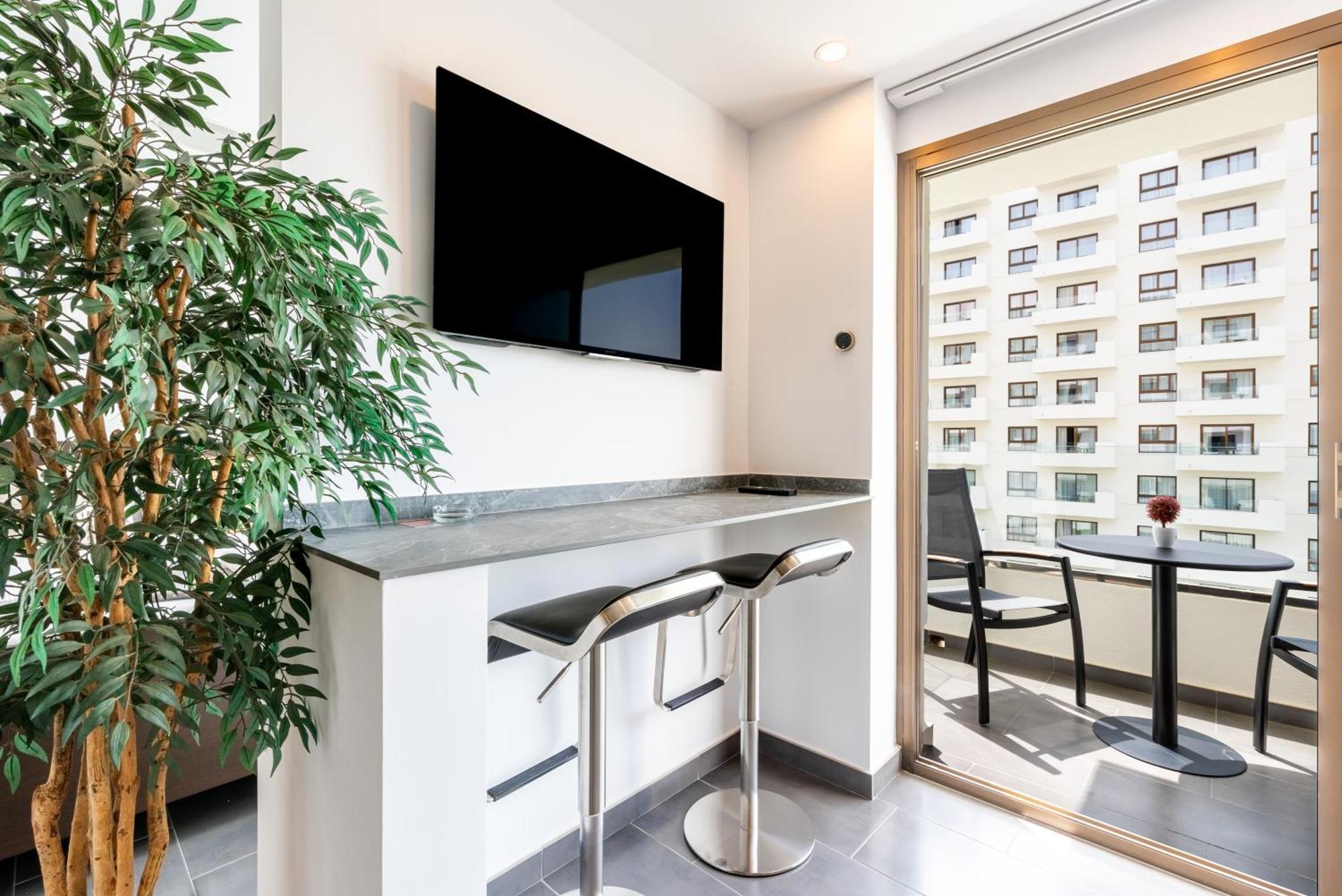 Wintowinrentals Executive Apt In Ocean House Complex 토레몰리노스 외부 사진
