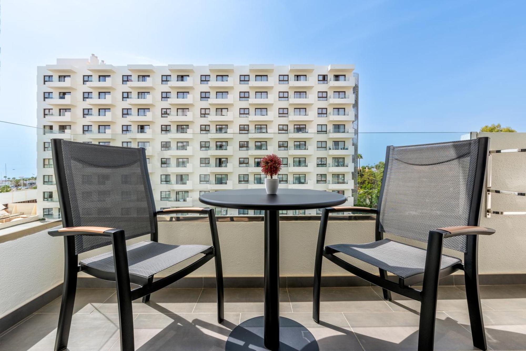 Wintowinrentals Executive Apt In Ocean House Complex 토레몰리노스 외부 사진
